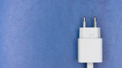 5 Rekomendasi Merk Charger Fast Charging Terbaik 2024