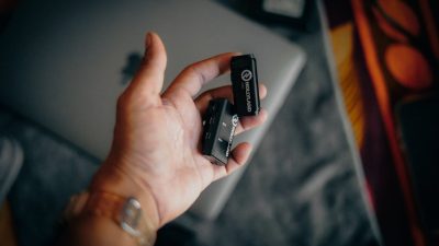 5 Rekomendasi Mic Clip-on Wireless Murah Andalan Konten Kreator