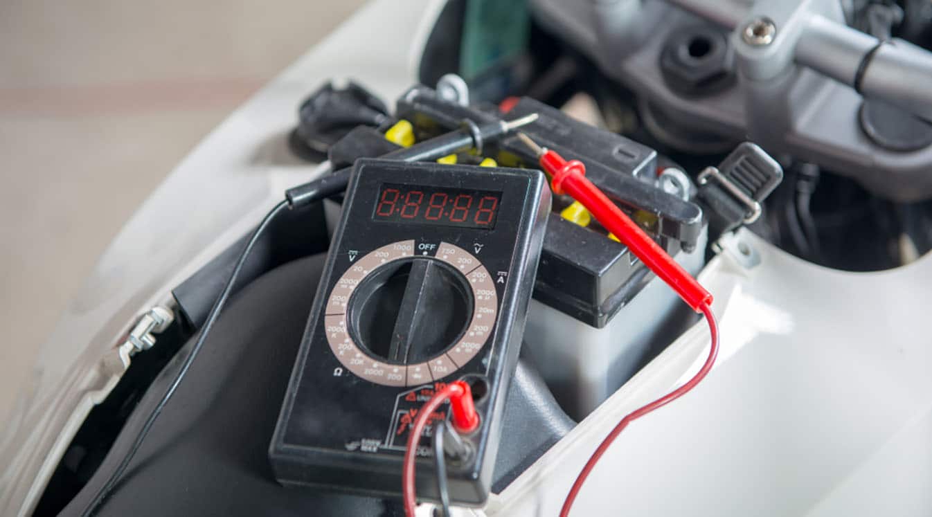 Cek aki dengan multimeter