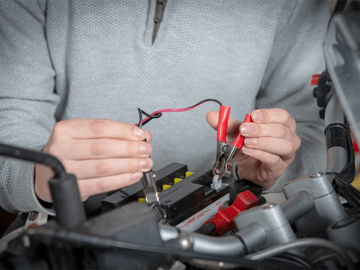 Mengecek kesehatan aki motor